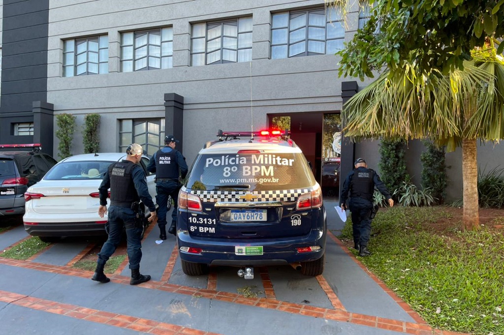 Militares entregando a ocorrência na Delegacia de Polícia - Foto: Jornal da Nova